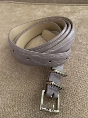 Croc-Embossed Light Gray Women's Belt with Silver Buckle